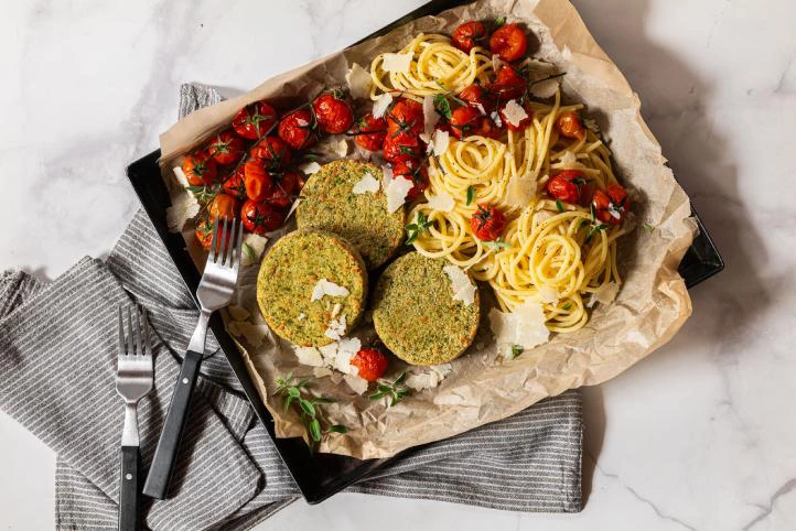 VERDE AMORE MIT BROKKOLI, Spaghetti, geröstete Kirschtomaten und Parmesan