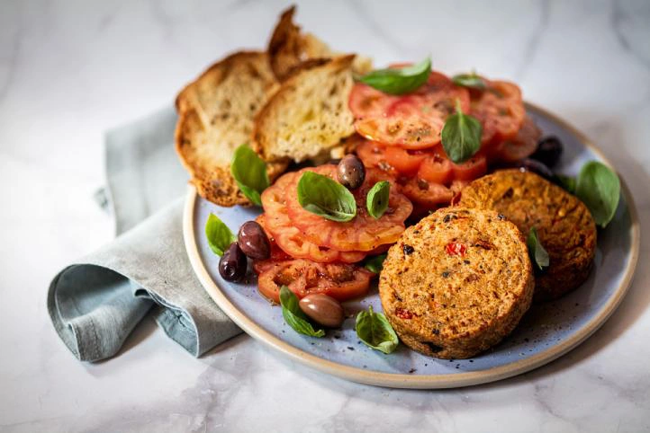 VERDE AMORE MIT TOMATEN, Basilikum und Oliven