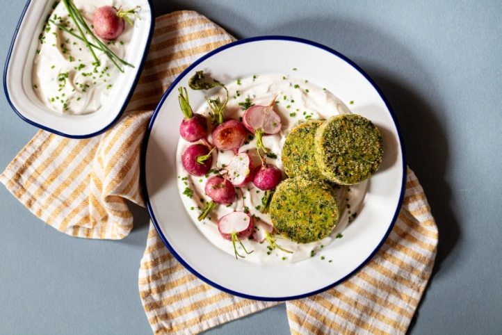 MINI VERDE AMORE MIT SPINAT, gebratene Radieschen, Joghurt mit Knoblauch und Schnittlauch