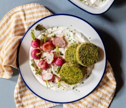 MINI VERDE AMORE MIT SPINAT, gebratene Radieschen, Joghurt mit Knoblauch und Schnittlauch