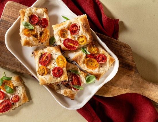 Tartellette con spalmabile vegetale e pomodorini