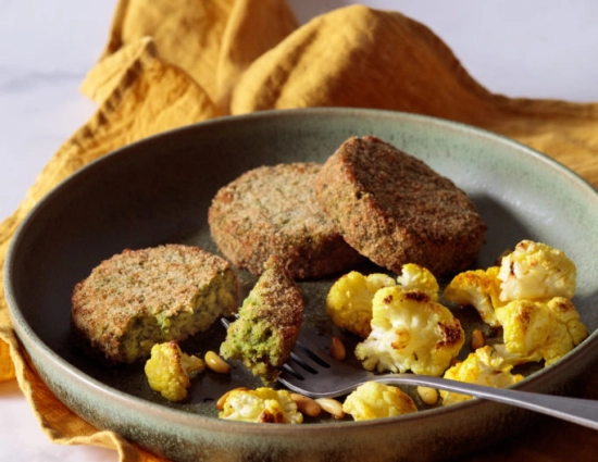 Mini burger ai broccoli e kale con cavolfiore arrosto alla curcuma e pinoli