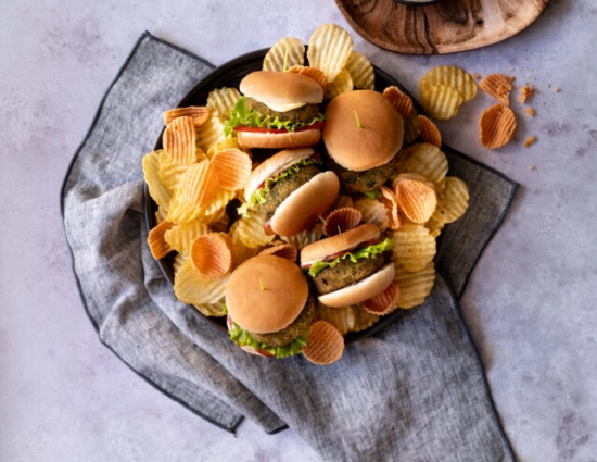 Mini burger nel panino con maionese, pomodori e insalata gentile