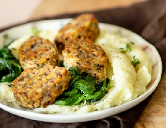 Gocc(i)e ai funghi con bietole su purea di patate