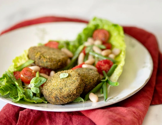 Spinach mini burger with romaine lettuce, cannellini beans, cherry tomatoes and green beans