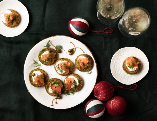 Mini burger agli spinaci con panna acida, salmone affumicato, capperi e aneto