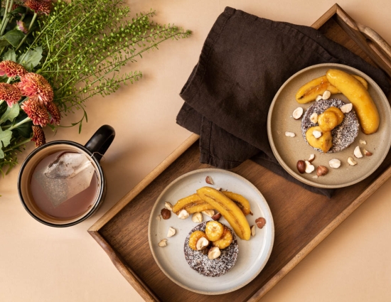 Mini cakes with caramelised bananas and hazelnuts