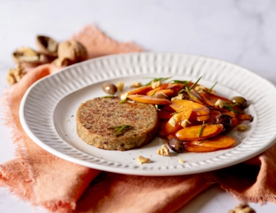 Hamburguesa de alcachofas y tomates secos con zanahorias salteadas con aceitunas y nueces