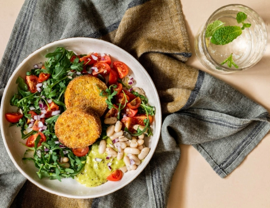 Pranzo light con Mini Burger & insalata di rucola, pomodorini e cannellini