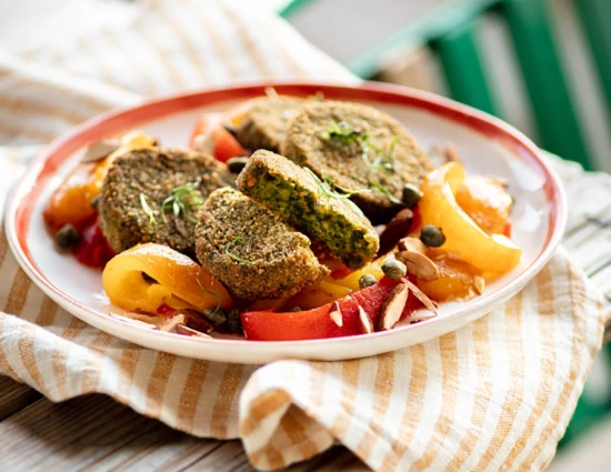 Spinach mini burger with grilled bell peppers, capers, almonds and basil