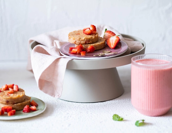 Mini cakes with strawberry milkshake