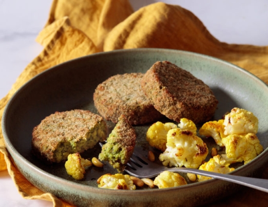Broccoli and kale mini burger with roasted cauliflower with turmeric and pine nuts