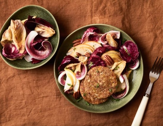 Burger ai carciofi e pomodori secchi con insalata di radicchi, pere e noci pecan