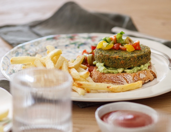 Burger su crostoni di pane con crema di avocado pomodorini e olive