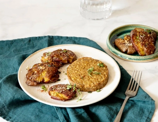 Hamburguesa de alcachofas y tomates secos con tortitas de patatas