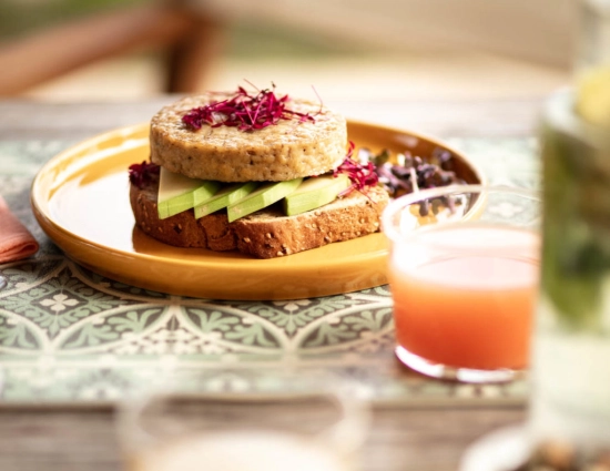 Avocado toast con burger ai funghi