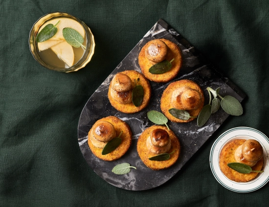 Tartine di mini burger zucca e carote con champignon e salvia