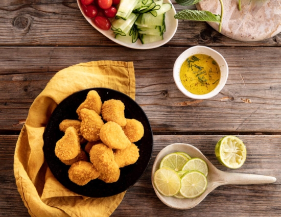 Nuggets with cucumber ribbons, cherry tomatoes and mojito sauce