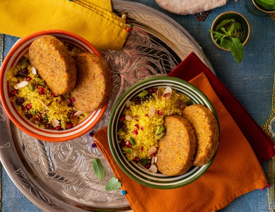 Burger ai ceci con couscous allo zafferano e frutta secca