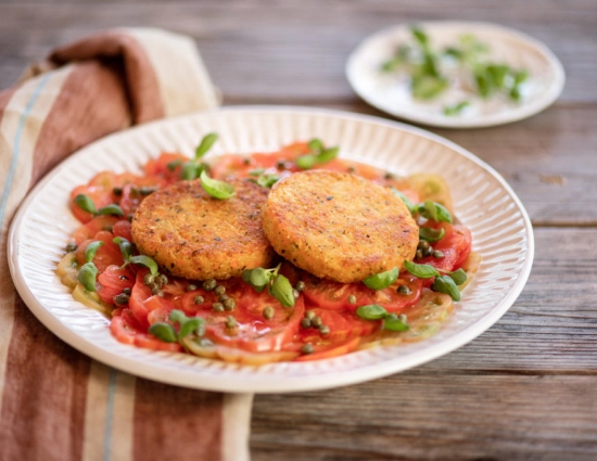 Burger ai ceci su carpaccio di pomodori ai capperi e basilico