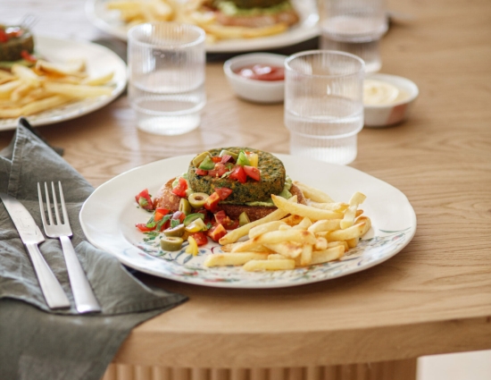 Burger agli spinaci su crostoni di pane con crema di avocado, pomodorini e olive