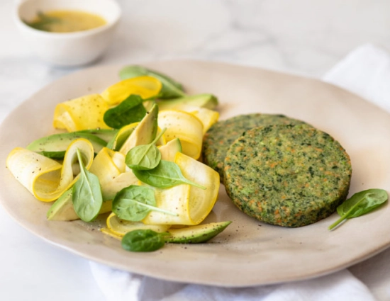 Burger agli spinaci con insalata di zucchine, spinacini, avocado e citronette al pompelmo