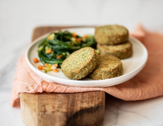 Mini burger broccoli e kale con agretti spadellati con sedano carote e cipolla