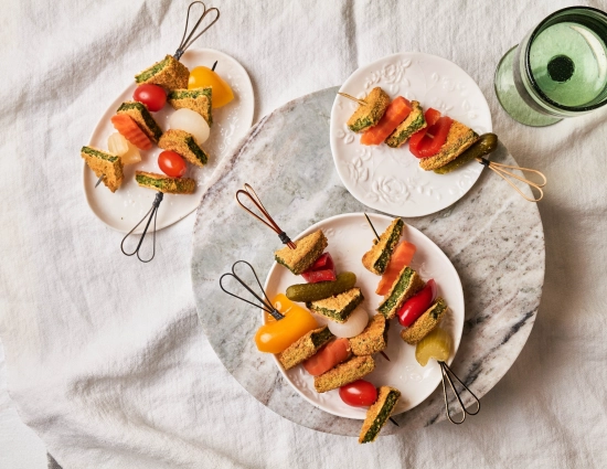 Spiedini di cotoletta con spinaci con pomodorini e giardiniera