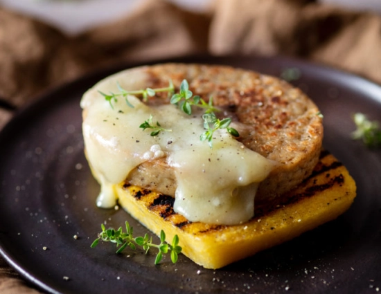 Medaglioni di polenta grigliata con Burger ai funghi