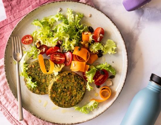 Burger agli spinaci con insalata e semi