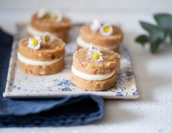 Mini cakes with lemon curd cream