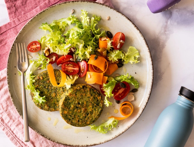 Burger agli spinaci con insalata e semi