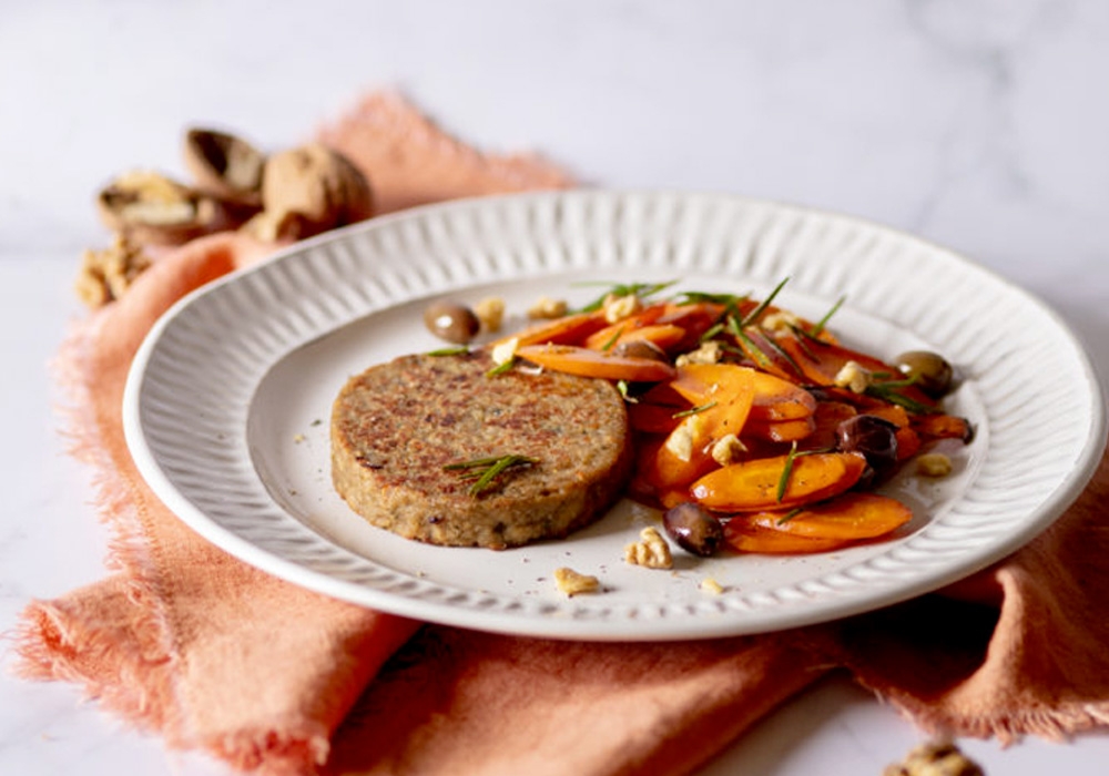 Burger ai carciofi e pomodori secchi con padellata di carote alle olive e noci