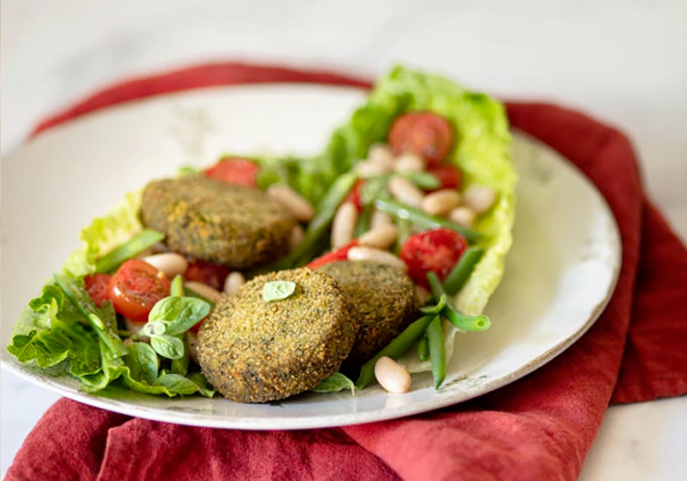 Spinach mini burger with romaine lettuce, cannellini beans, cherry tomatoes and green beans