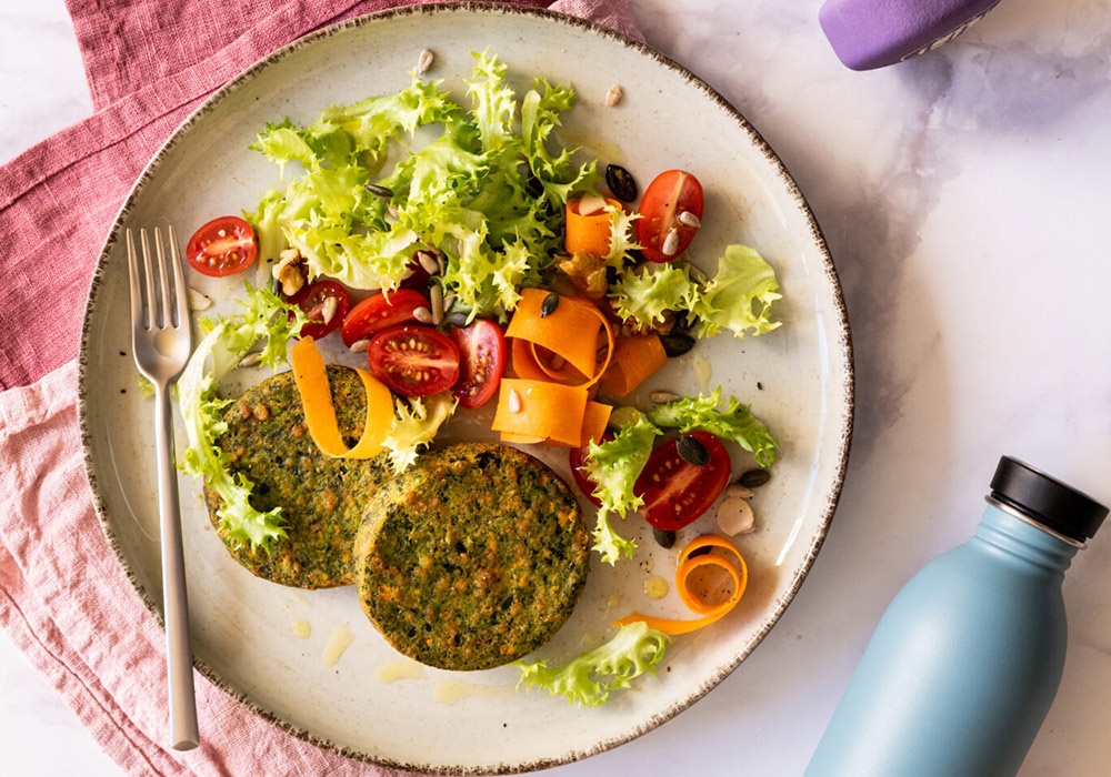 Spinach burger with salad and seeds