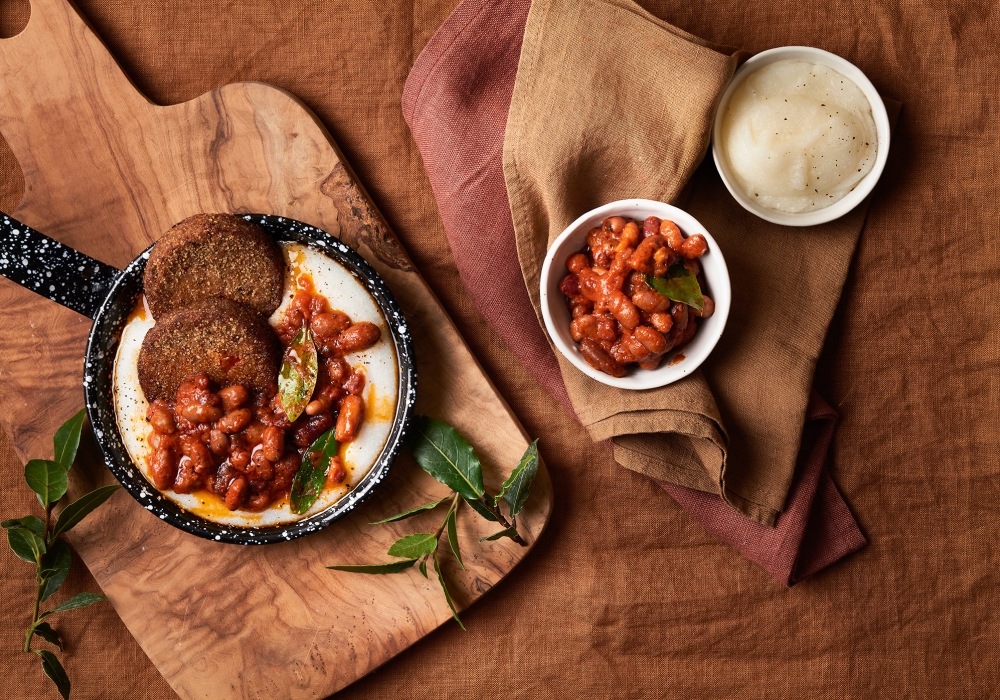 Mini burger con pomodori e olive con polenta bianca e fagioli in umido