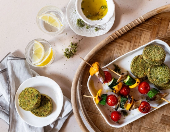 Burger agli spinaci con spiedini di verdure grigliate