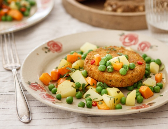 Chickpea burger with carrots, potatoes and mildly spicy peas